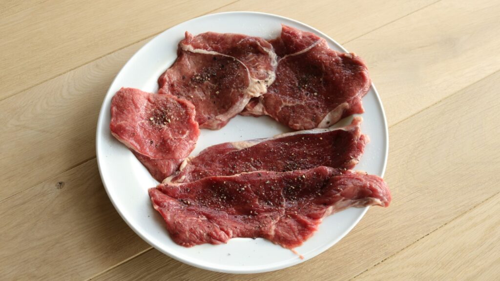 Grillede Venø-steaks med rygeostcreme - Holmelund &